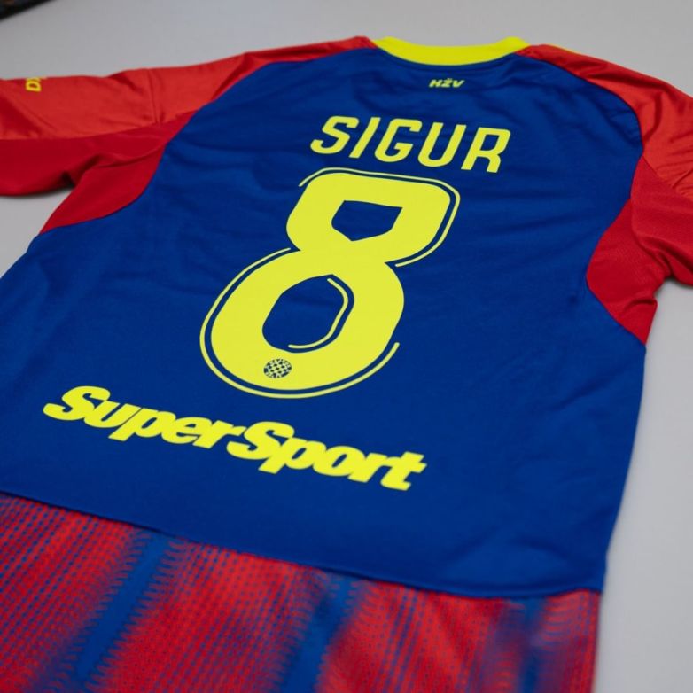 Match prepared dres s posebnom oznakom "115 godina" – Niko Kristian Sigur (br. 8): Osijek - Hajduk, 0:2, 15.02.2026.